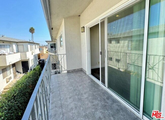 Building Photo - 2040 S Sherbourne Dr