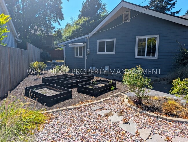 Building Photo - 4884 Lamont Way