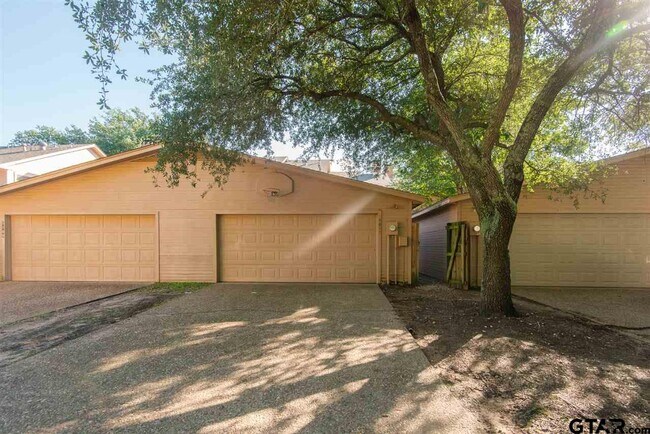 Building Photo - 5811 Hollytree Dr