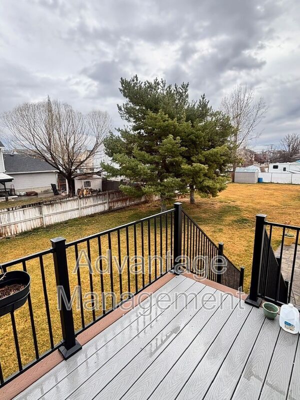 Building Photo - 741 1420 W