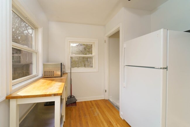 Building Photo - Quaint 2 Bedroom 2 Bath Cottage Style Home Near Rock Creek in Bethesda