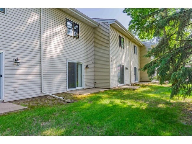 Building Photo - 17494 Pond Cir