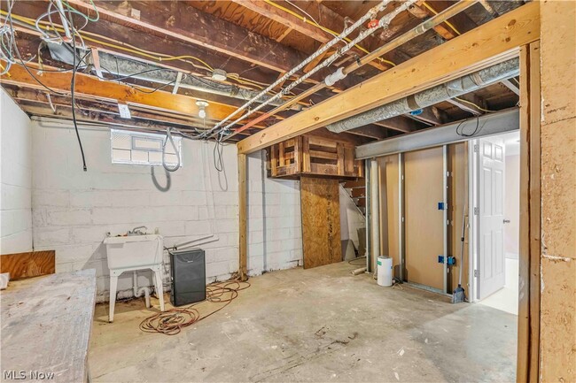 Building Photo - 325 Thelma Dr