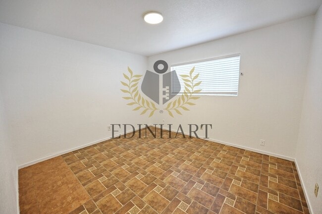 Building Photo - 2303 S Poppy Ave