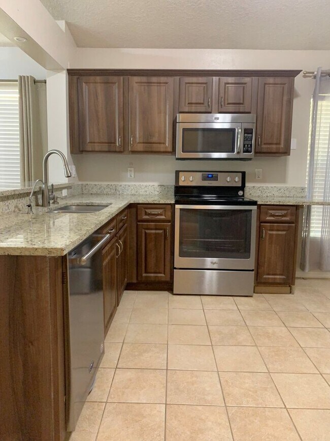 Building Photo - 3/2 Pool Home in Manderley Run