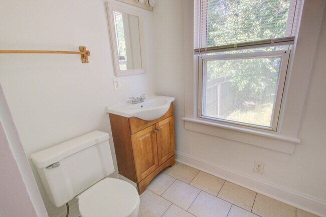 Building Photo - 6 Bed, 1.5 Bath Home in Granby School Dist...