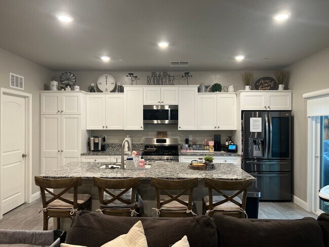 Building Photo - Charming and Elegant Home in Clovis District