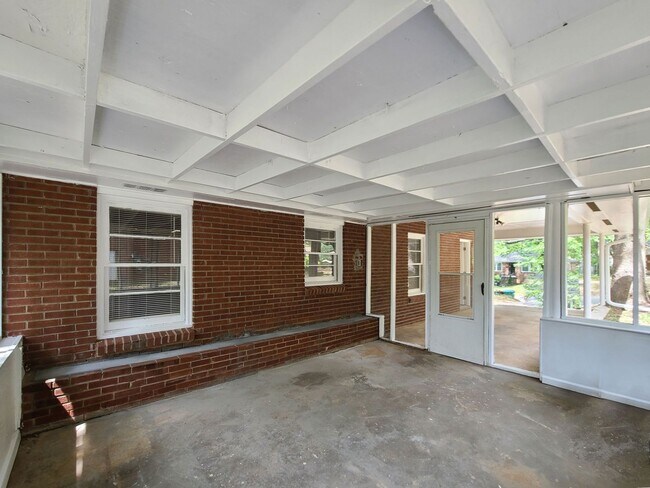 Building Photo - Cutest Bungalow in the Heart of Hapeville 3 bed/2 bath