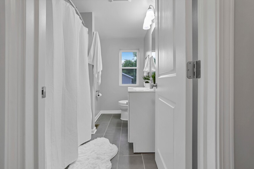 Luxury bathroom with brand new finishes and ventilation upgrade - 185 N Harris Ave