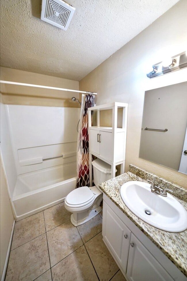 Building Photo - Cozy 3-Bed, 2-Bath with Fireplace in Prime...