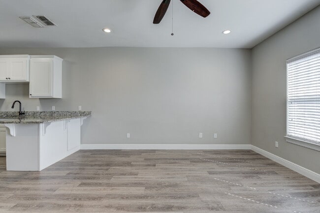 Building Photo - Stunning 3 Story Town-Home near Texas Tech...