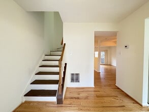 Building Photo - Inviting Townhome with Abundant Space & Co...