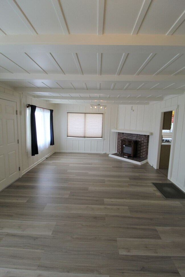 Building Photo - Downtown Ventura Bungalow with Beautiful Y...