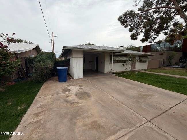 Building Photo - 1725 S Sierra Vista Dr