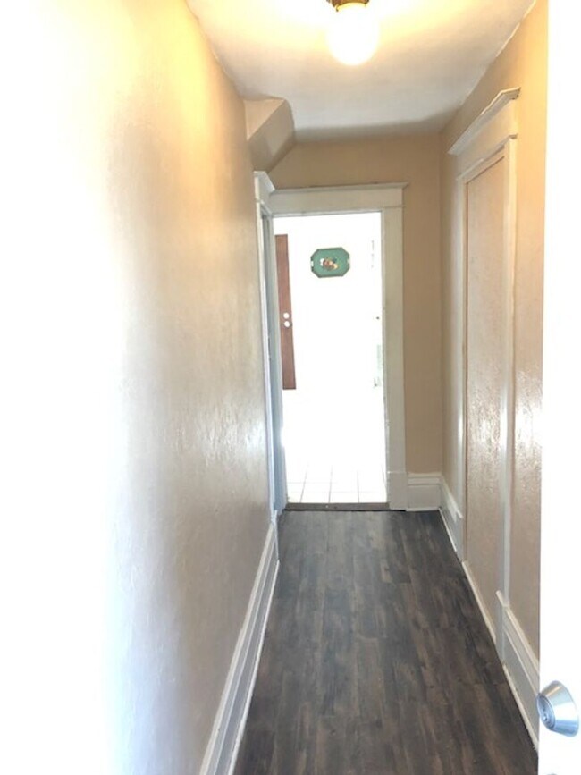 Building Photo - 731 E 7th St