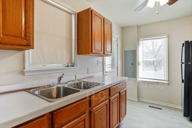 Building Photo - 2 Bedroom, 1 Bath, Central Air Conditioning, Washer Dryer in unit.