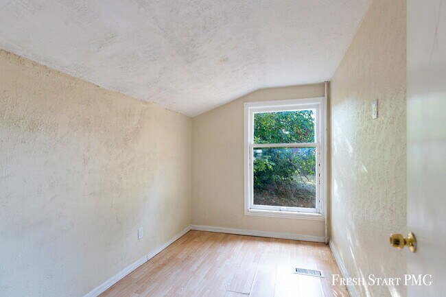 Building Photo - Bright Ground-Floor Home with Flexible Space
