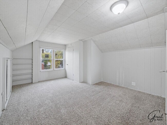 Building Photo - 3 bedroom  1.5 bath bungalow - $1200