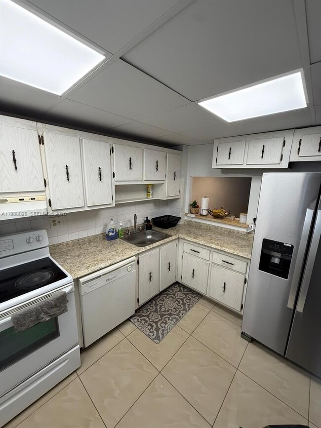 Building Photo - 220 SW 9th Ave