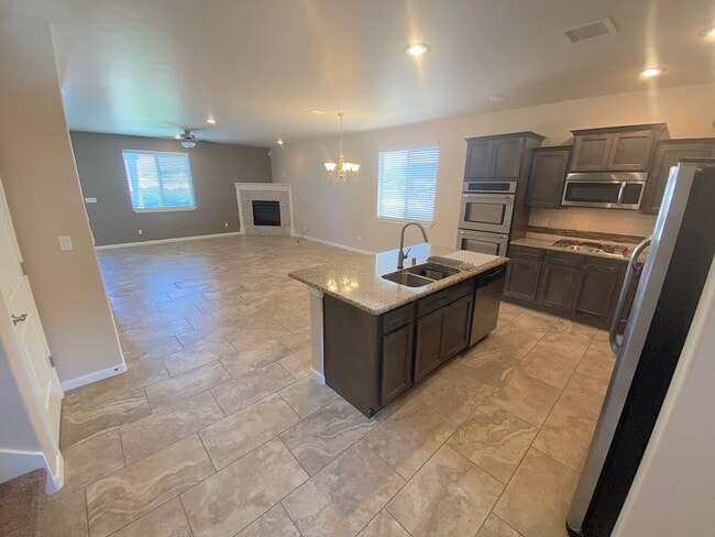 Building Photo - Gorgeous 4bed/3.5bath with 2 Master Bedrooms!