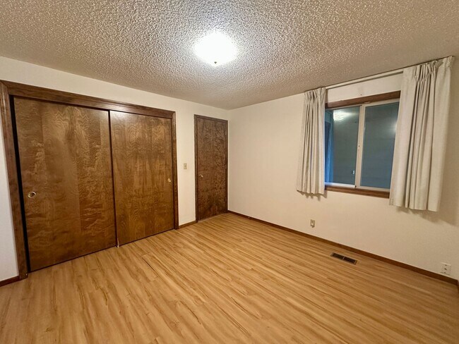 Building Photo - r1078