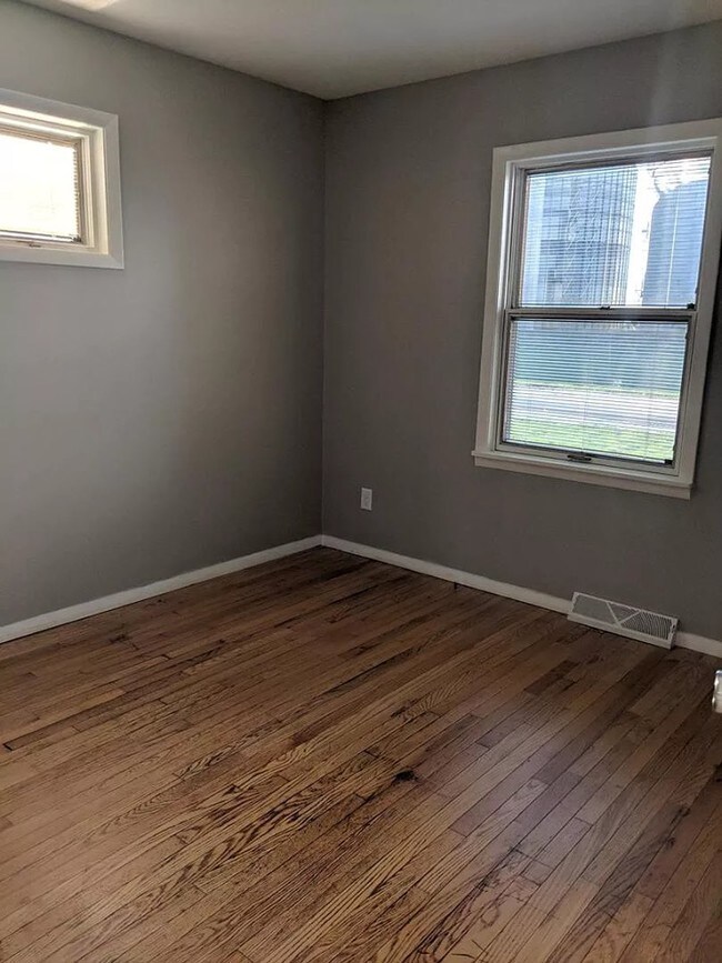 Building Photo - 203 School St