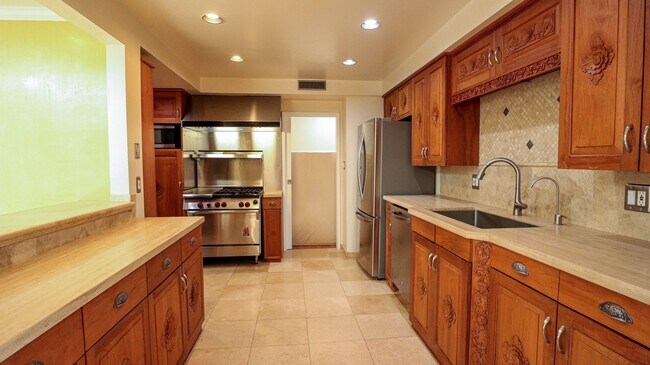 Building Photo - Beautifully Remodeled 3 Bed, 2 Bath Home i...