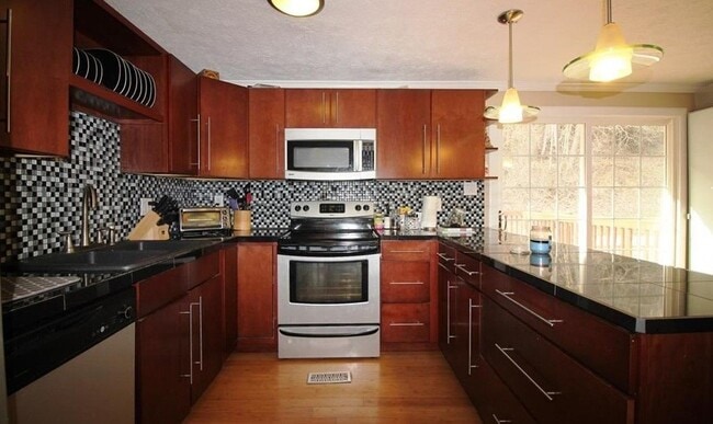 Building Photo - Beautiful Mid Entry Home in a Quiet Neighb...