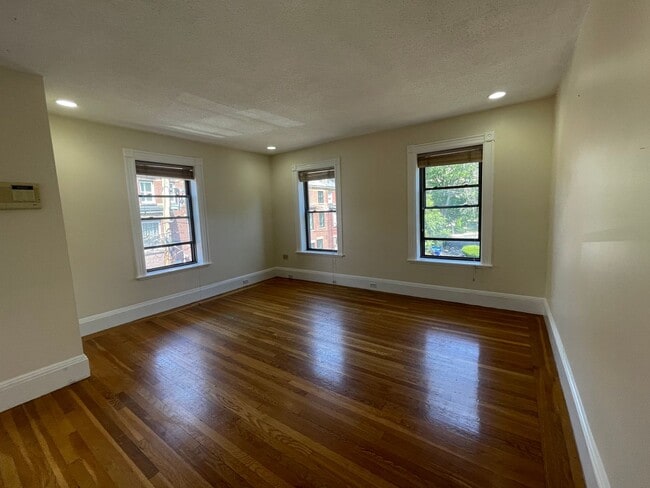 Building Photo - Large, updated 3 bed unit in a prime location in Brookline!