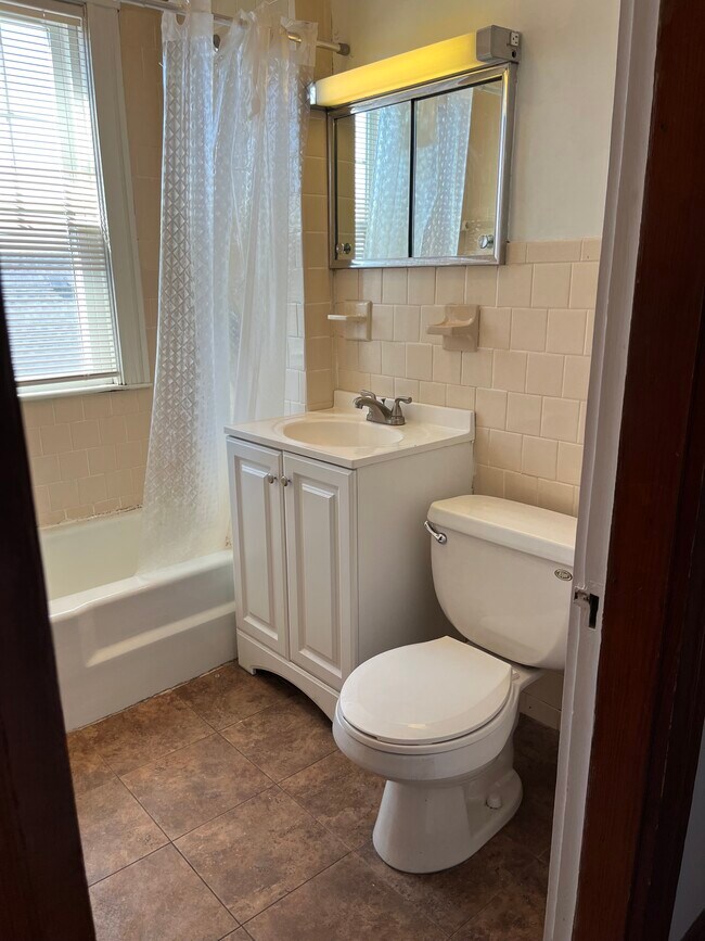 Full Bath - 30 Fountain St