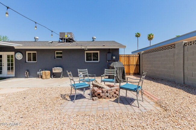 Building Photo - 1261 W La Jolla Dr