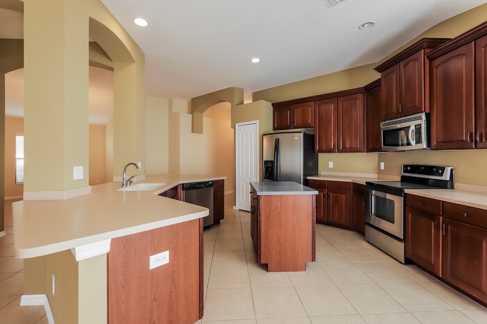 Building Photo - 300 Oaklanding Dr