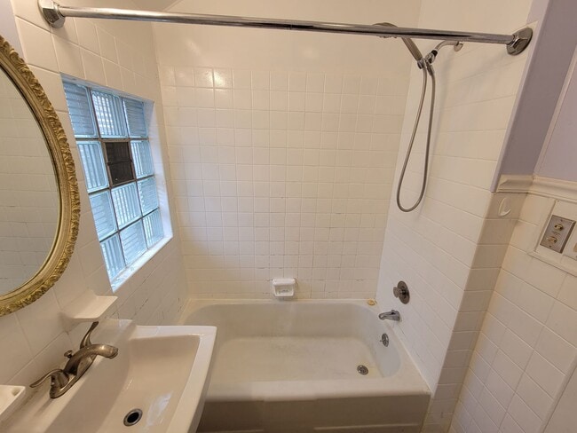 Building Photo - AVAILABLE JUNE - Charming 3 Bed, 1 Bath Home in East hillside!