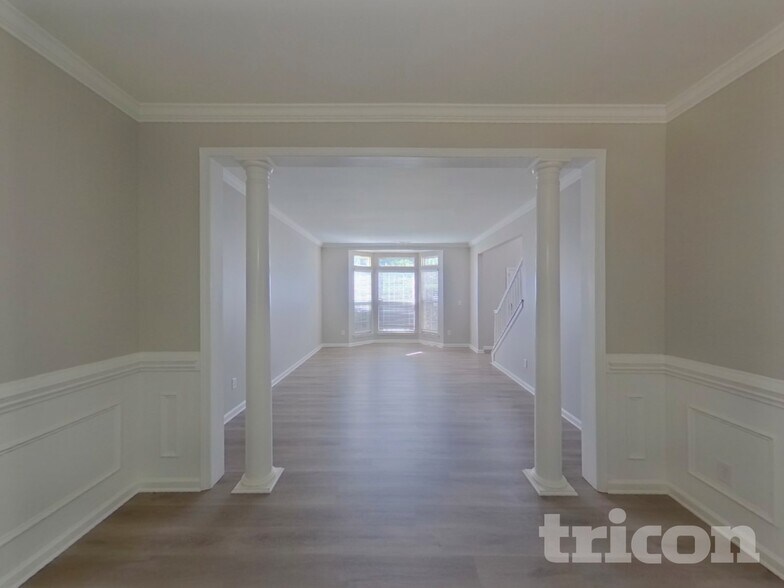 Building Photo - 1002 Hollingdale Ct