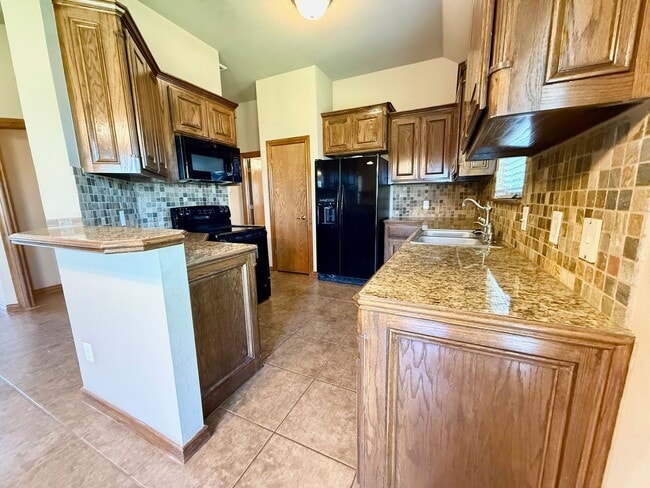 Building Photo - 4 Bed Close to OU