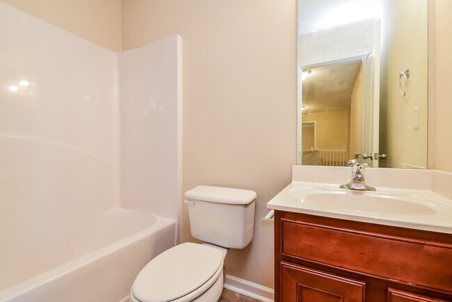 Building Photo - 910 Elderberry Ln
