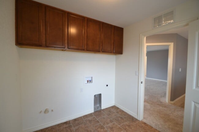 Building Photo - 5 Bed 3.5 Bath 3 Car Garage with AC