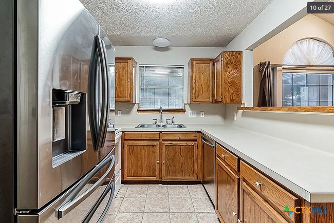 Building Photo - 1701 Century Oaks Dr