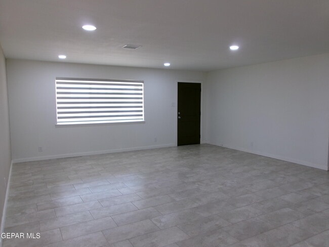 Building Photo - 6253 Dew Dr