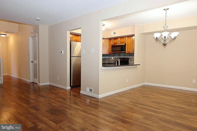 Building Photo - 13 5 Crown Royal Cir