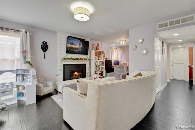 Building Photo - Beautiful Home in Dearborn Heights