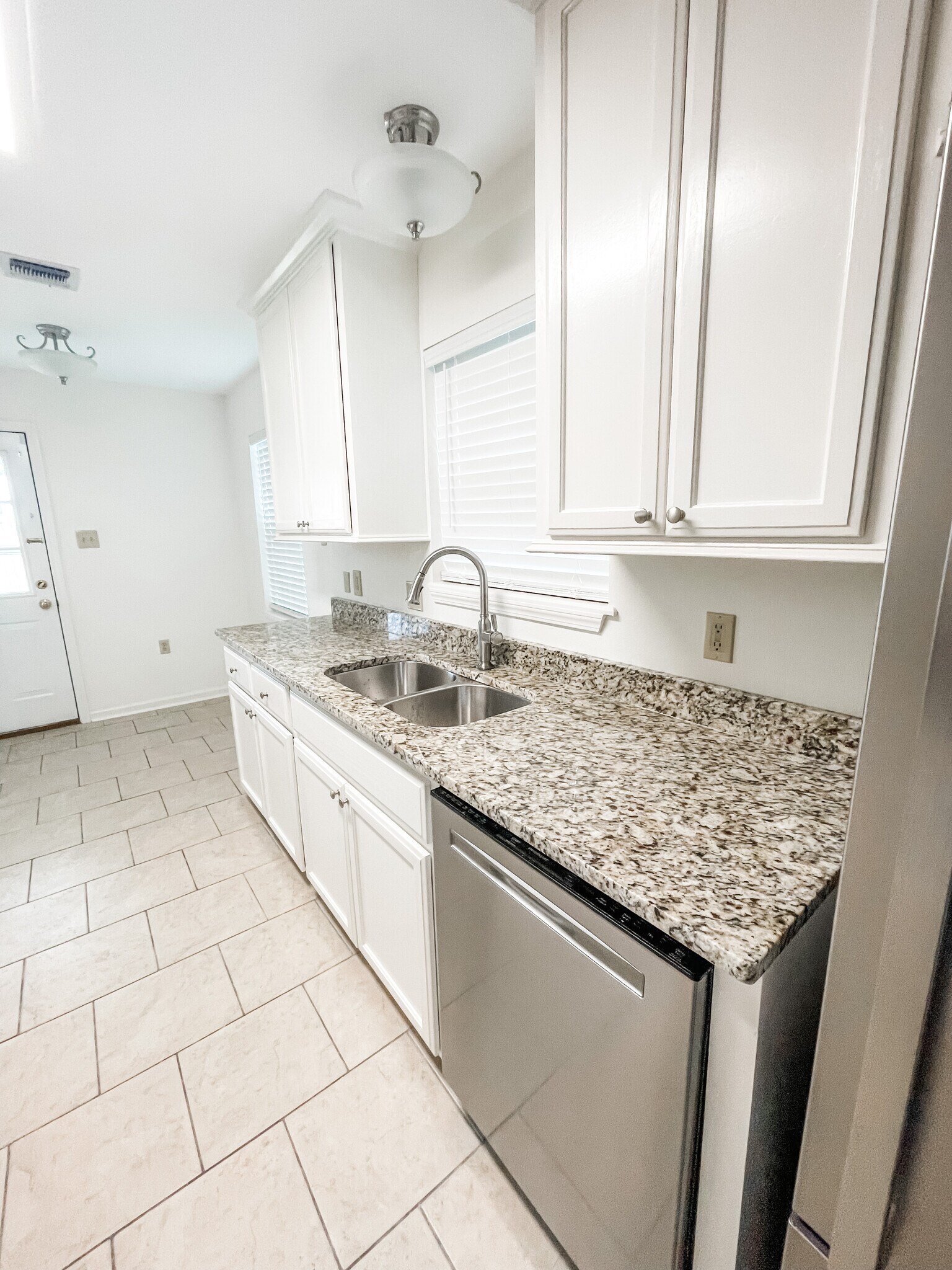 Building Photo - 406 S French Quarter Dr