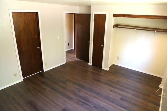 Building Photo - Cute 2 bed 1 bath Home 2 Car Garage Office