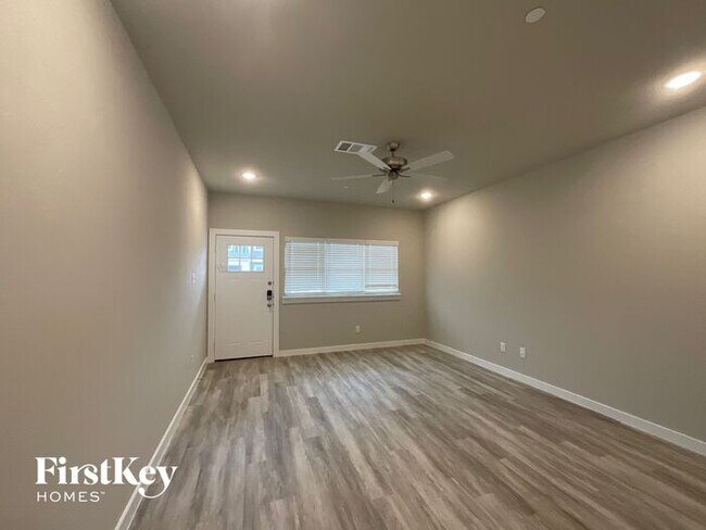 Building Photo - 622 Ava Trl