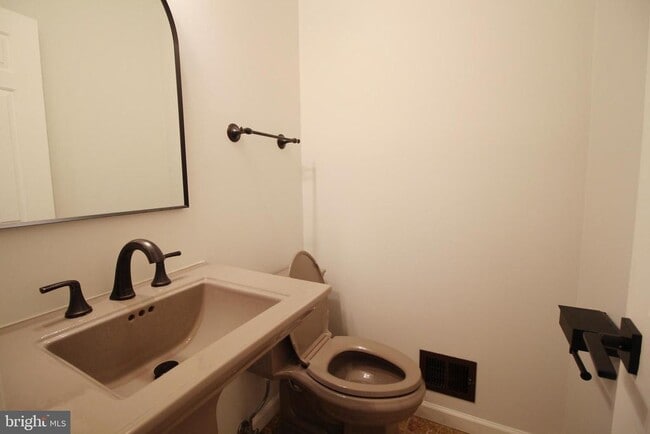 Building Photo - 3139 Stratford Ct