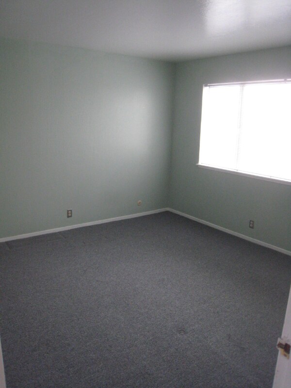 Building Photo - 565 8th Ave