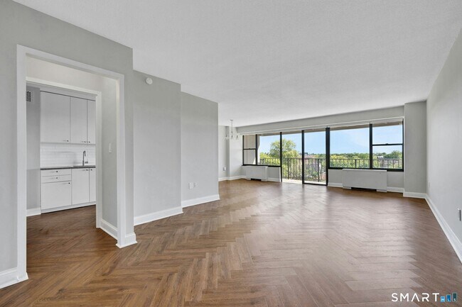 Building Photo - 44 Strawberry Hill Ave