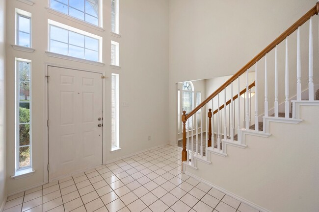 Building Photo - 6917 Club Creek Dr