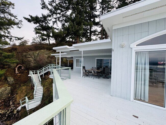 Building Photo - La Conner Home with Stunning View