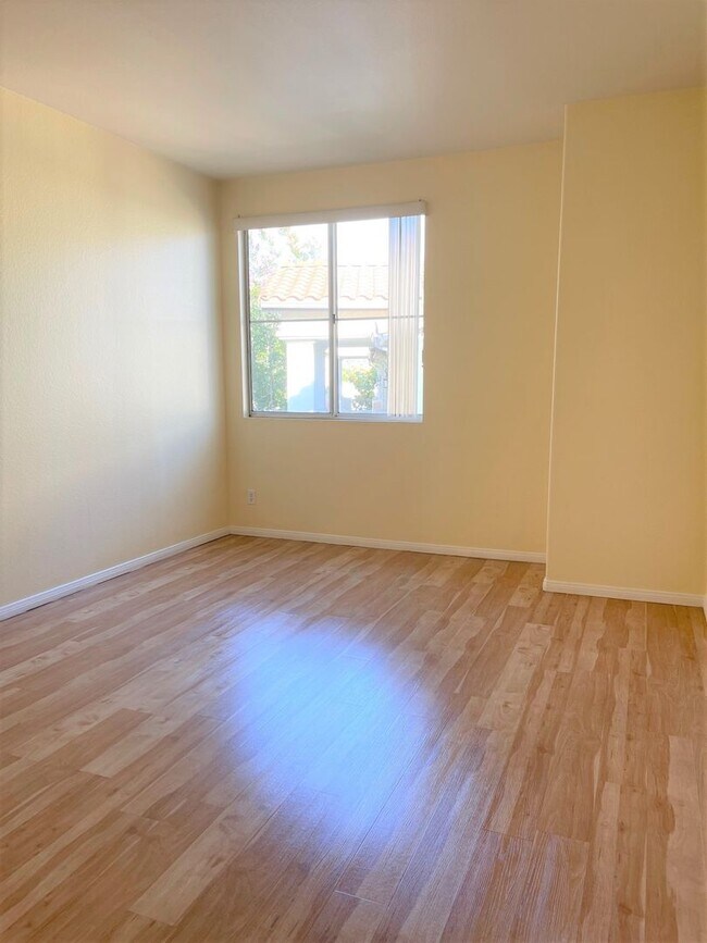 Building Photo - Beautiful Rancho San Diego Condo!